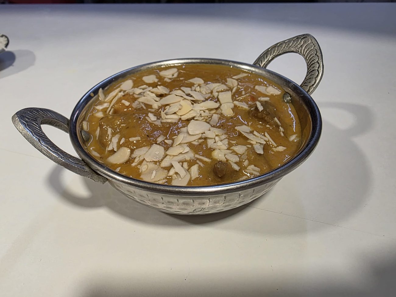 Agneau shahi korma, sauce aux noix de cajou, amandes et crème — restaurant indien Nîmes