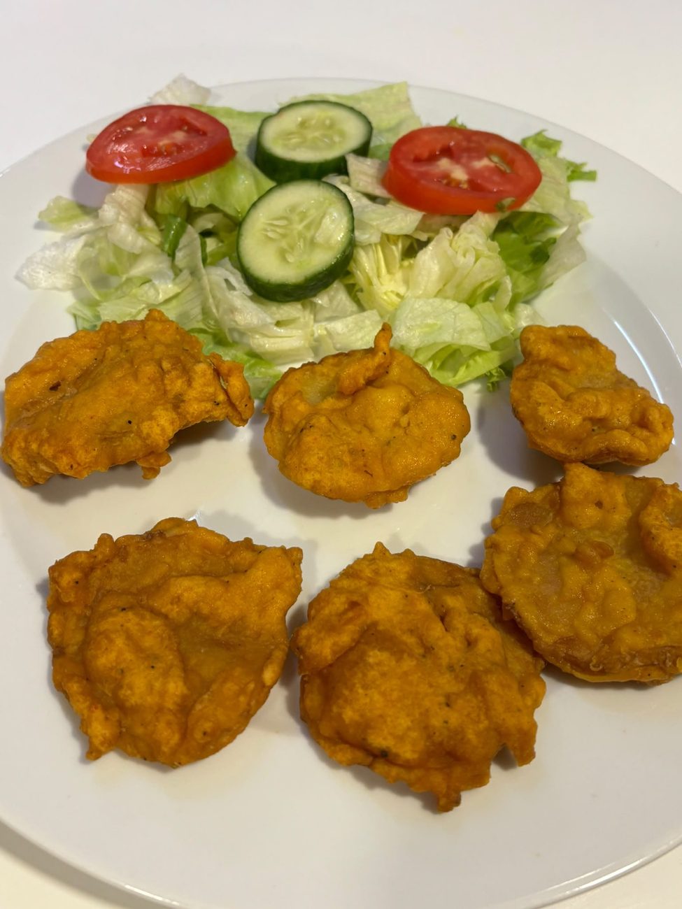 Aloo pakora, beignets de pomme de terre épicés et salade — Namaste India Nîmes