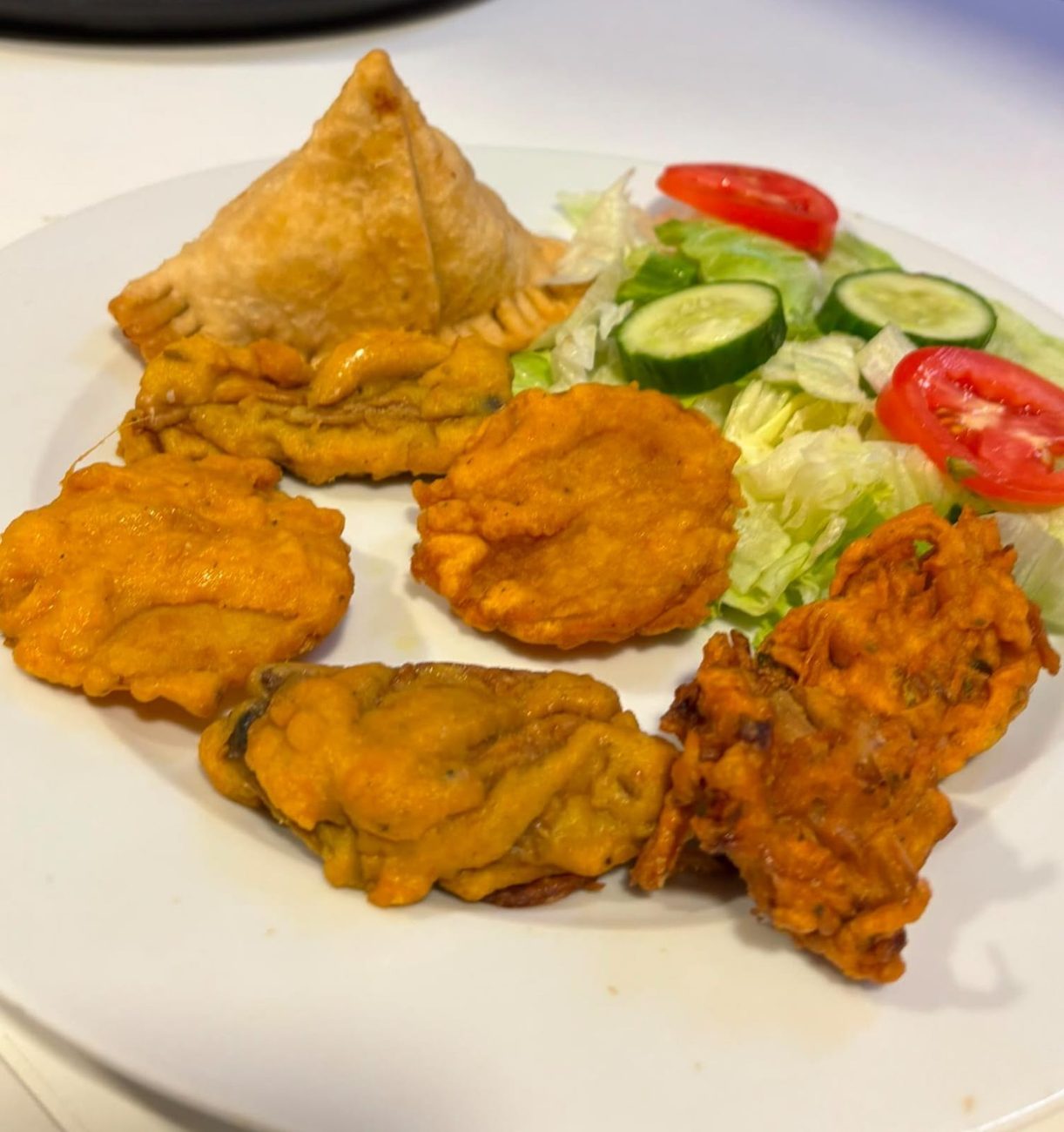 Mix pakora, assortiment de beignets et samossas végétariens — Namaste India Nîmes