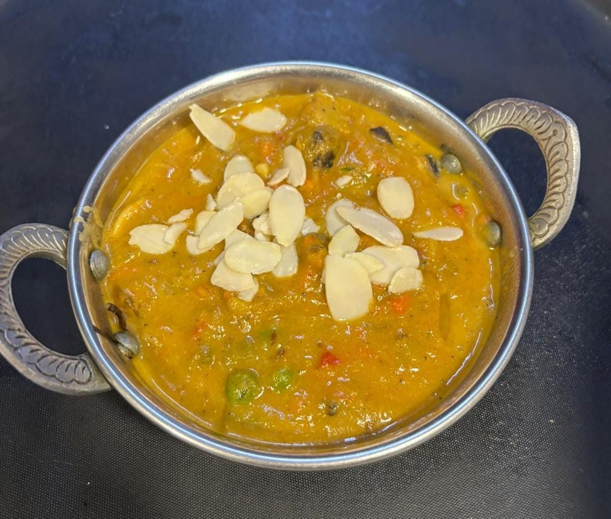Mix shahi korma végétarien, légumes en sauce crémeuse aux fruits secs — Nîmes