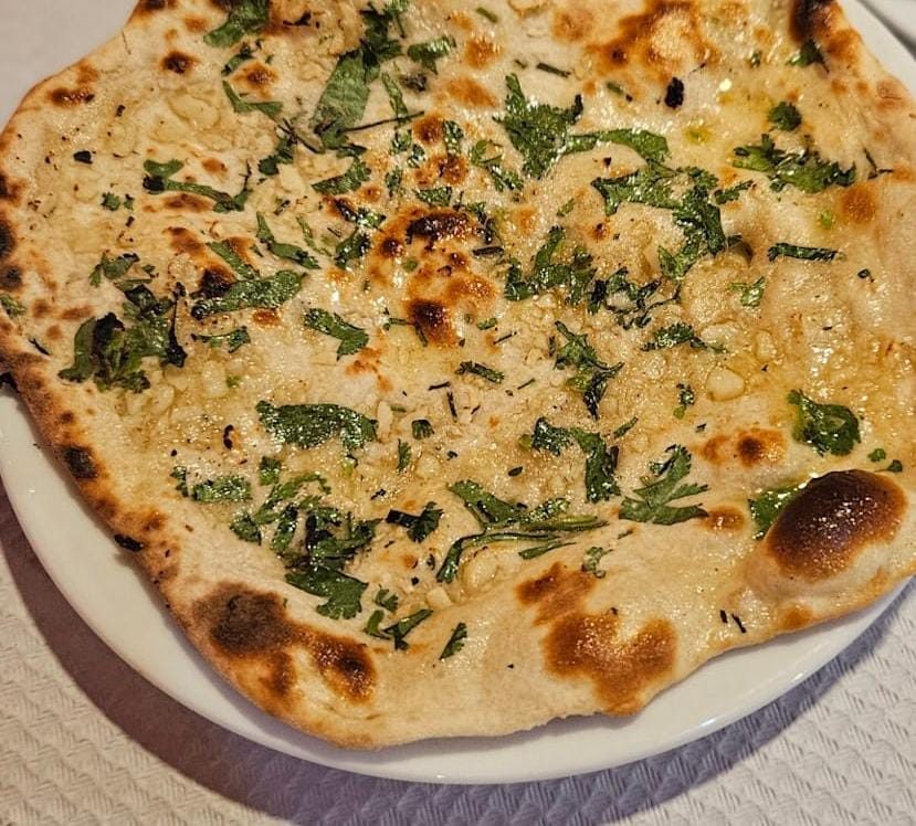 Nan à l'ail maison cuit au four tandoor — restaurant indien à Nîmes