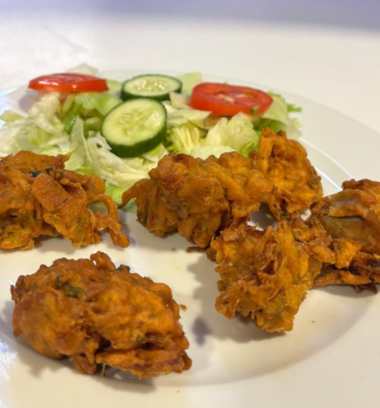 Oignon bajia, beignets d'oignon à la farine de pois chiches — restaurant indien Nîmes