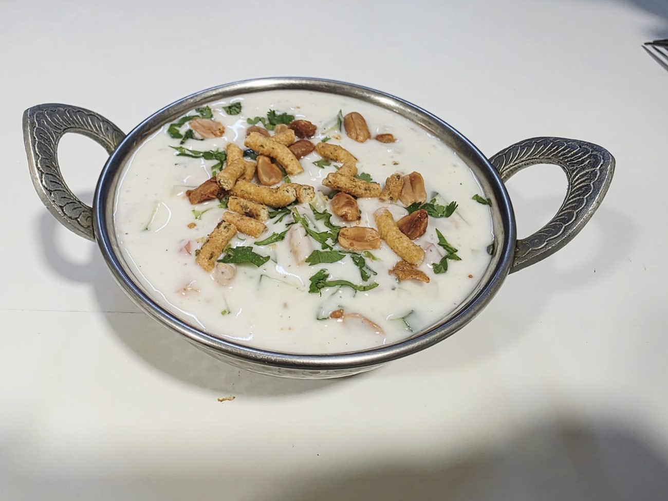 Raita indienne, yaourt, concombre, tomates et pois chiches — Namaste India Nîmes