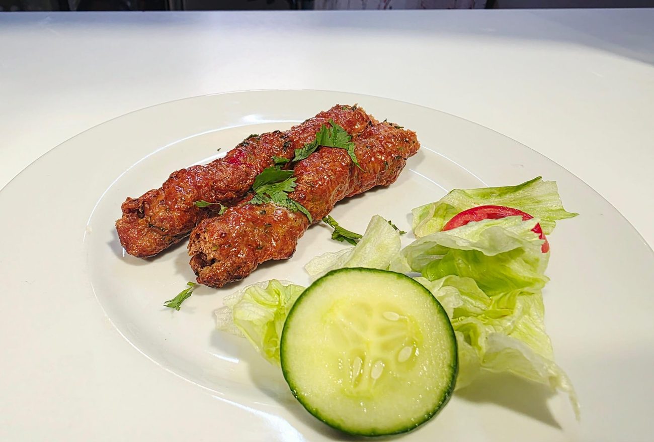 Sheekh kabab, brochette d'agneau haché épicé cuit au tandoor à Nîmes