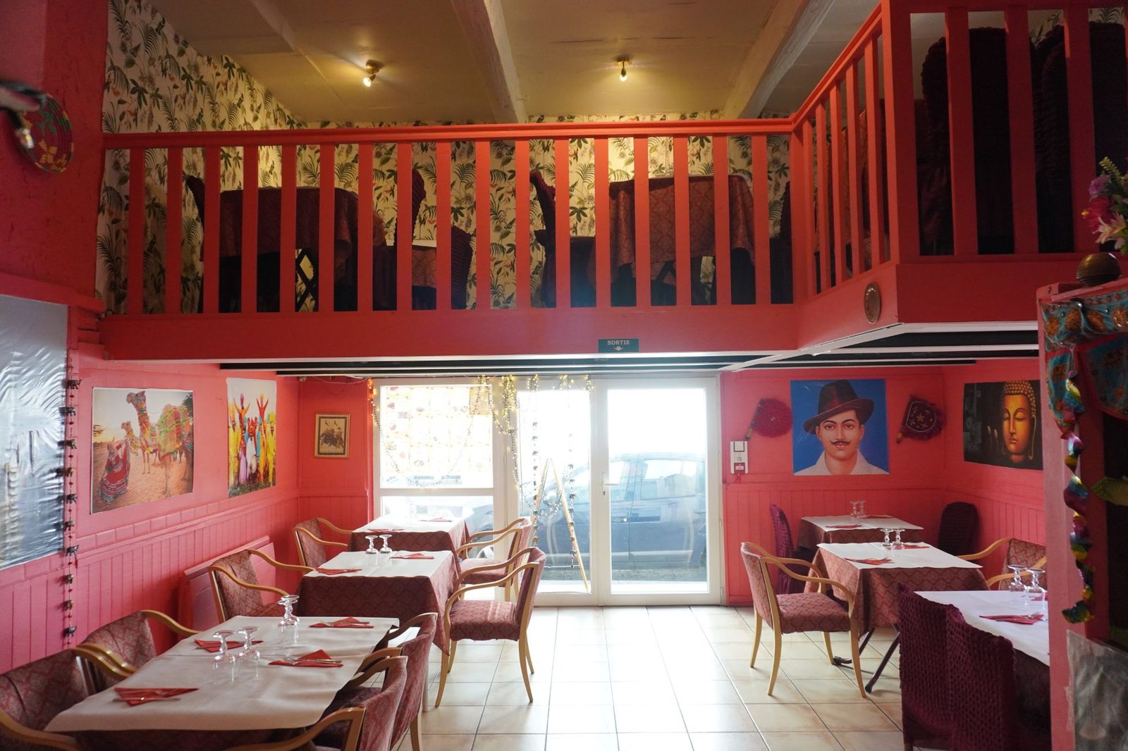 Salle du restaurant indien Namaste India à Nîmes, tables dressées et décor coloré