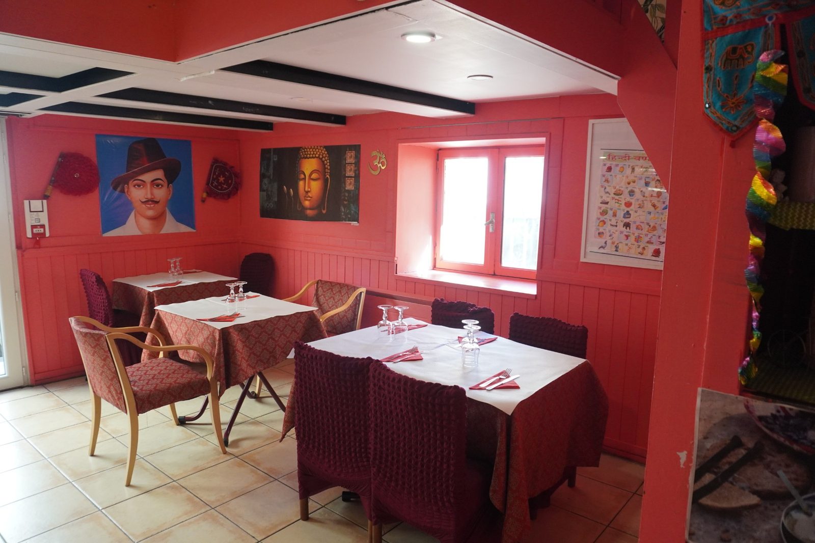 Salle à manger de Namaste India, murs corail et fresques indiennes, Nîmes