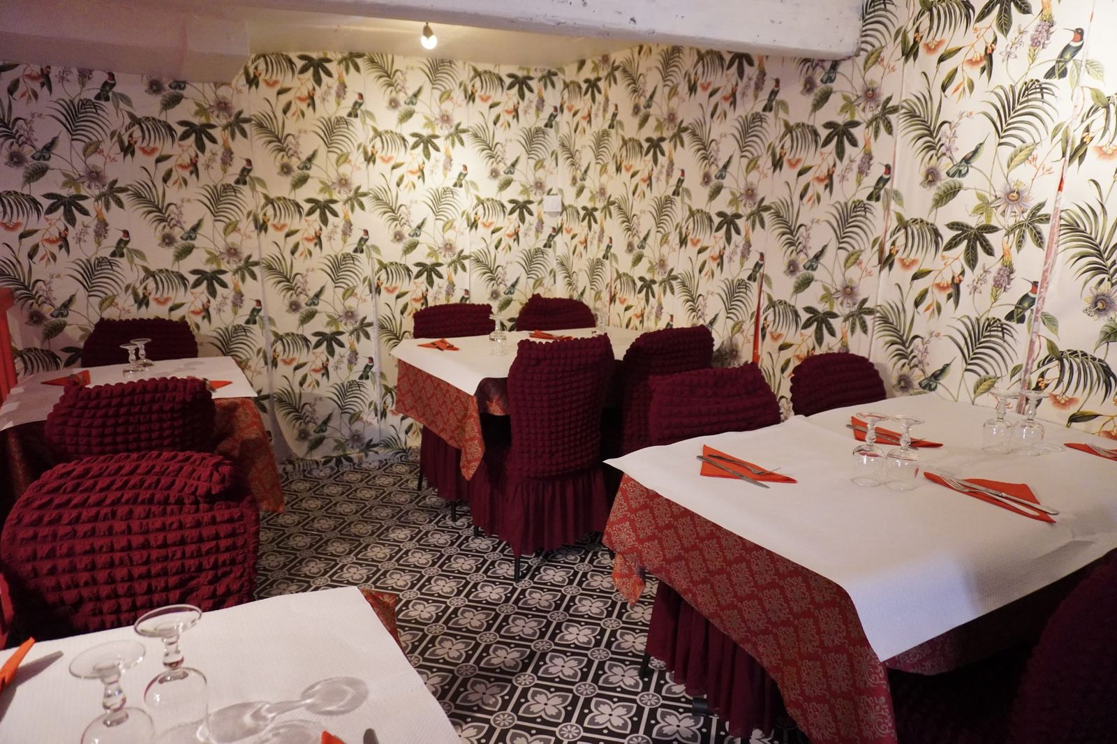 Espace à l'étage du restaurant Namaste India, ambiance chaleureuse à Nîmes